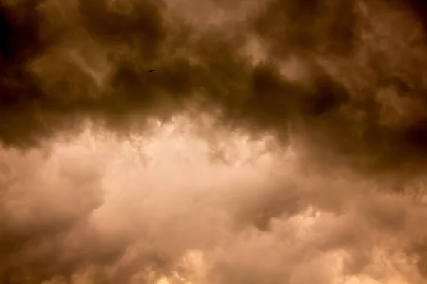 Dunkle Gewitterwolken Während Des Sonnenuntergangs Naturkatastrophen — Stockfoto