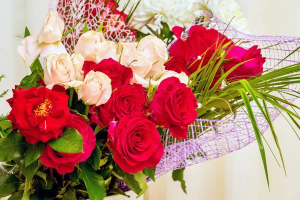 Buquê Rosas Vermelhas Rosa Para Saudações Rosas Grande Presente Para — Fotografia de Stock