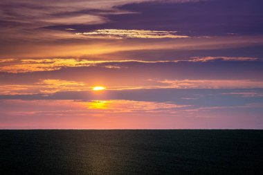 Günbatımı alanında. Gündoğumu sırasında doğal bulutlar