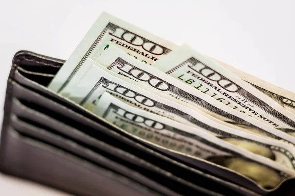 Alışveriş yapmak için bir çanta para. Dolar ile bir çanta zenginlik sembolü olduğunu