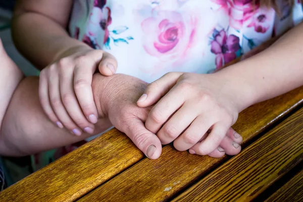 Filha Segura Mão Mãe Suas Mãos Filha Conforta Mãe Doente — Fotografia de Stock