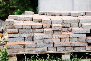 Kaldırım fayans ile tepsi. Kaldırım istifleme ve tamiri için malzeme