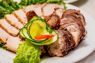 Restoranın şenlikli masasında doğranmış et ürünleri yemek. Besleyici ve yararlı protein gıda