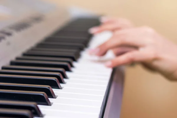 Das Mädchen Spielt Klavier Hände Des Musikers Auf Den Klaviertasten — Stockfoto