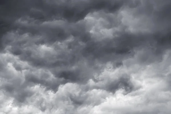 Dunkelgraue Wolken Gewitterhimmel Gefahr Bei Sturm — Stockfoto