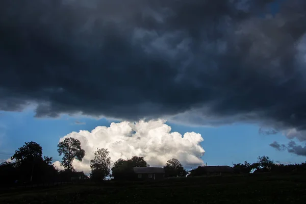 Donkere Wolken Boven Een Kleine Witte Wolk Verschillende Wolken Tijdens — Stockfoto