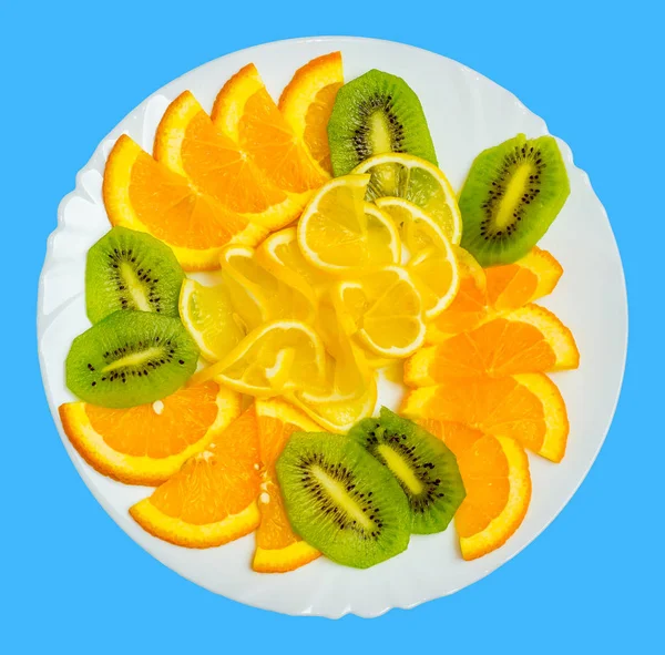 オレンジ みかん キーウィは青色の絶縁された背景にプレート お祝いテーブルに柑橘類を分離します — ストック写真
