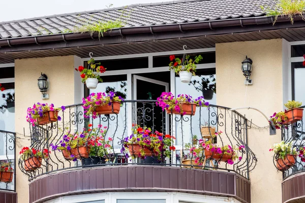 植木鉢に花で飾られたモダンな建物のバルコニー モダンな建築様式 — ストック写真