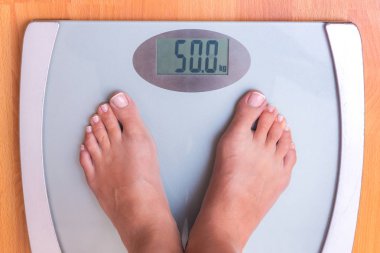 Paketleme-ambalaj üzerinde kız. Perfect kilo bir kız için. Terazi kız 50 kg ağırlığında gösterir. Kilo kontrolü