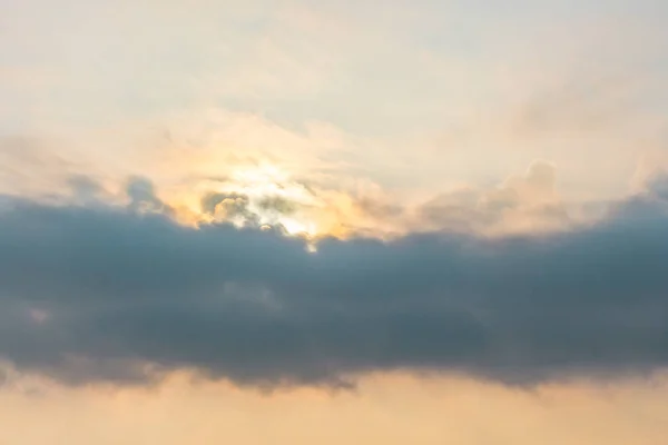 雲と夕日や日の出の中に太陽と空 — ストック写真
