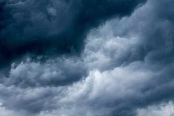 Ein Himmel Mit Dunklen Dramatischen Wolken Während Eines Sturms Oder — Stockfoto