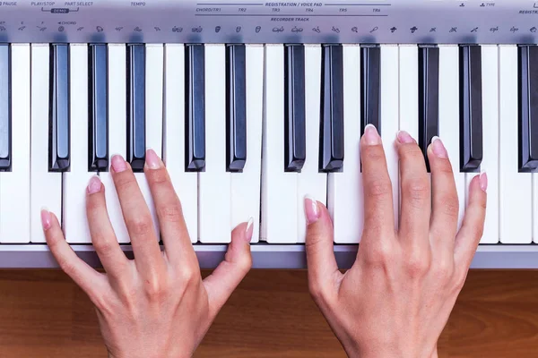 Das Mädchen Spielt Klavier Hände Einer Frau Mit Exquisiter Maniküre — Stockfoto