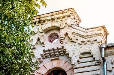 Ağacın yanında dekoratif elemanları ile eski bir bina bir parçası