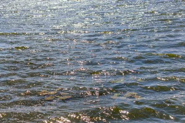 風の強い天気の川の上の波と水テクスチャ — ストック写真