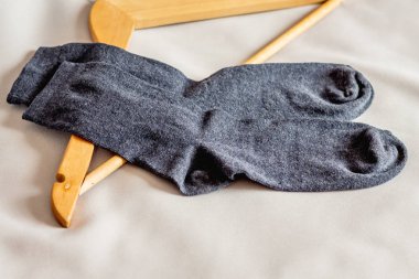 Elbise askısı yatak odasında erkek çorap yakınındaki