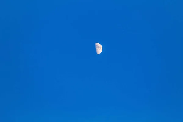 Księżyc Czyste Błękitne Niebo Jasny Wieczór — Zdjęcie stockowe