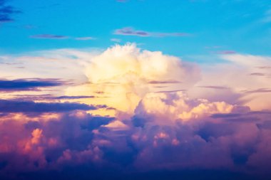 Doğal renkli gökyüzü günbatımı, bulutlarda