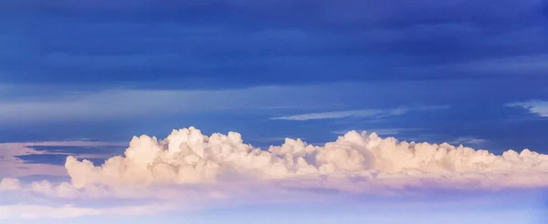 夕暮れ時のカラフルな空に美しい巻き毛雲 パノラマ — ストック写真