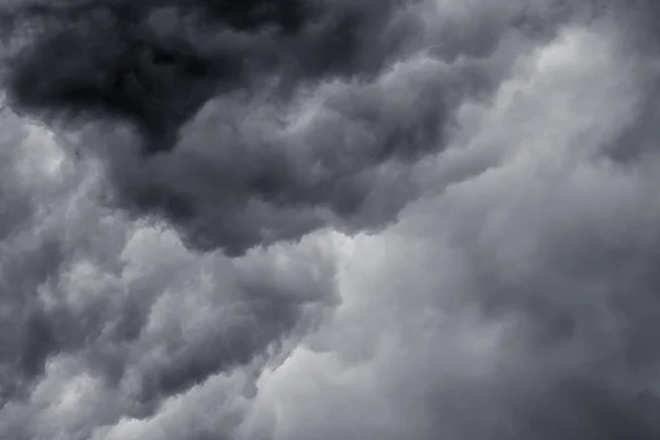 Ein Dunkler Stürmischer Himmel Mit Störenden Wolken Während Eines Gewitters — Stockfoto
