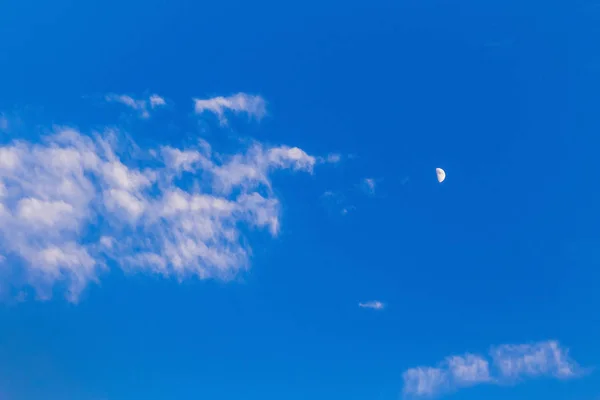 Lua Nuvens Brancas Céu Azul Noite — Fotografia de Stock