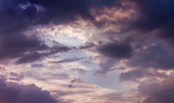 日没後の暗く劇的な空 暗い雲の切れ間から見える青い空 — ストック写真