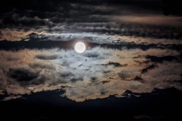 暗い夜空の雲と月 月が夜空に雲を照らす — ストック写真