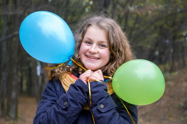 Χαμογελαστός Νεαρός Κοπέλα Μπαλόνια Στο Φόντο Των Δέντρων — Φωτογραφία Αρχείου