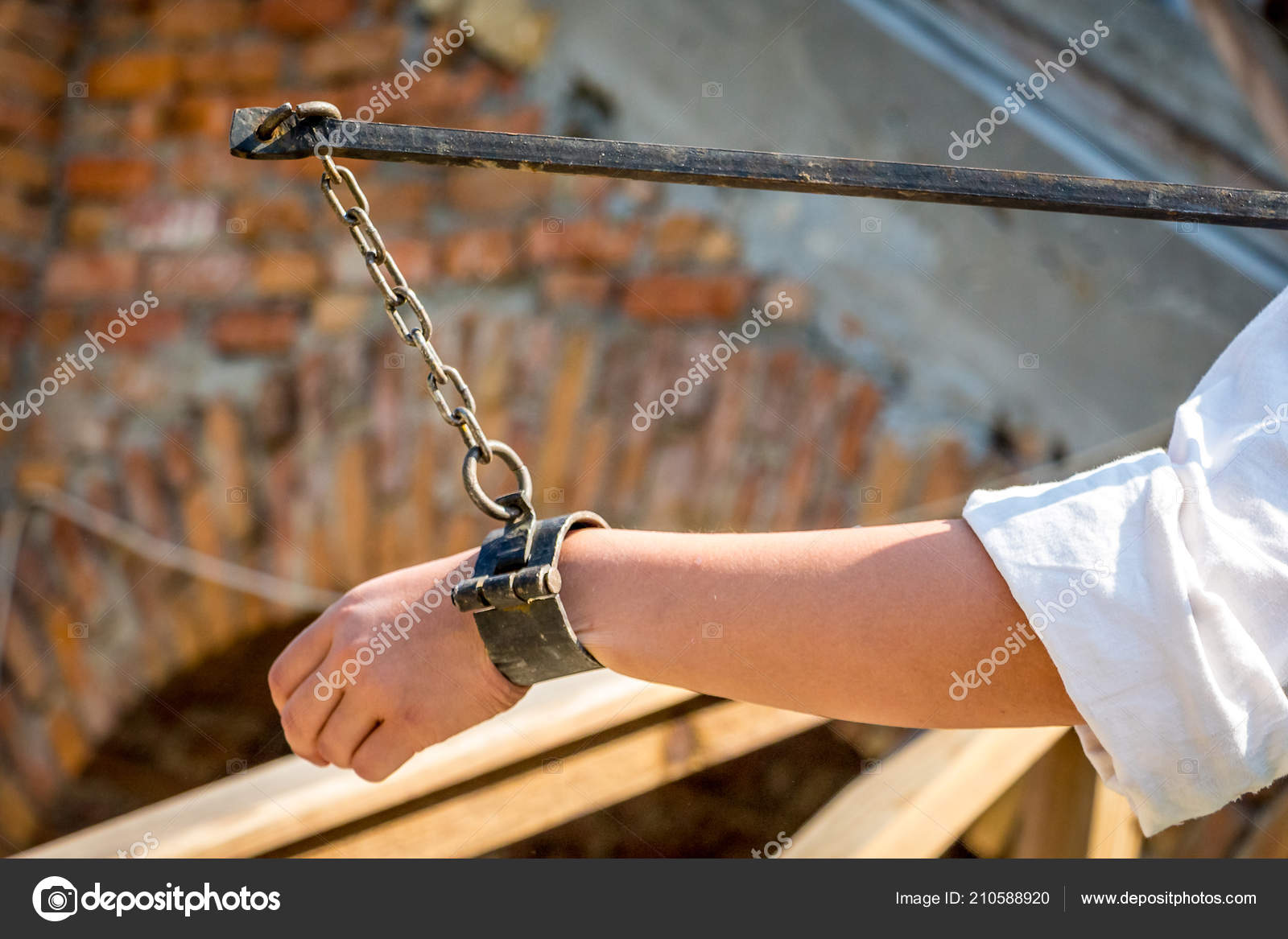 Frau Gefesselt Ketten Auf Einem Festival Der Mittelalterlichen Kultur ...