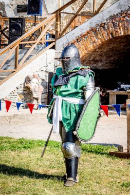 Tam savaş zırh ortaçağ şövalyesi savaşmaya hazır