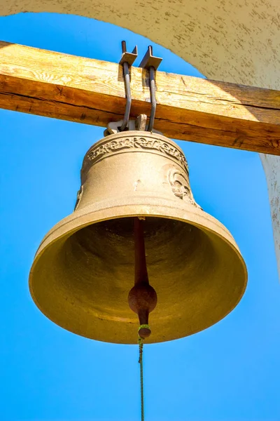 Campana Cobre Campanario Iglesia Ortodoxa Fondo Del Cielo Azul Día —  Fotos de Stock