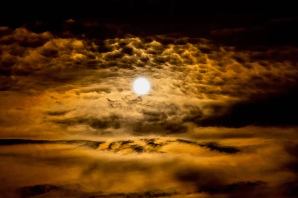 Céu Claro Luar Nuvens São Iluminadas Pelo Luar — Fotografia de Stock