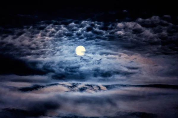 ムーンと雲と暗い夜空 — ストック写真