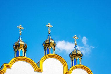 Üç kubbe ile Ortodoks tapınağa girişinde üzerinde haçlar