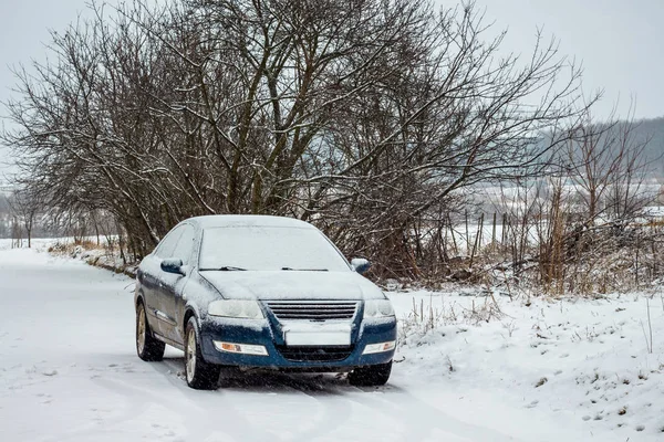 Zimowy Dzień Samochód Pokryte Śniegiem Nie Wejść Powodu Pogody — Zdjęcie stockowe