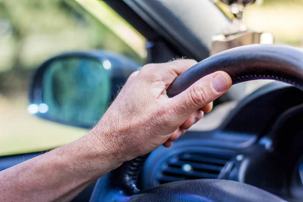 Рука Людини Кермі Автомобіля Водіння Дорозі — стокове фото