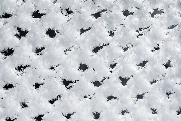金属メッシュ フェンス 冬の朝でふわふわの霜で覆われて — ストック写真