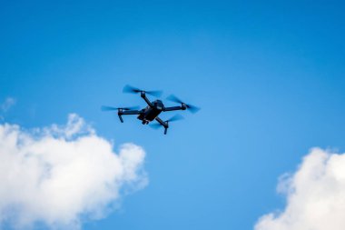Bir video çekerken mavi bir gökyüzü arka plan üzerinde quadcopter