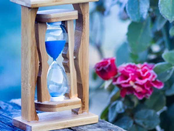 Reloj Arena Fondo Están Cubiertos Con Heladas Flores Rosas Fluctuación — Foto de Stock