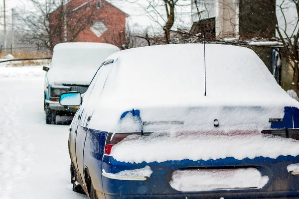 Samochody Pokryte Śniegiem Pogorszenie Warunków Pogodowych Śnieżyce — Zdjęcie stockowe