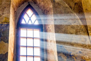 Parlak ışık antik bir tapınak pencereden nüfuz eder.