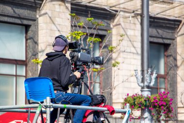 Ukrayna. Kiev. Ekim 2018. Rapor üzerinde çalışırken bir video kamera operatörü