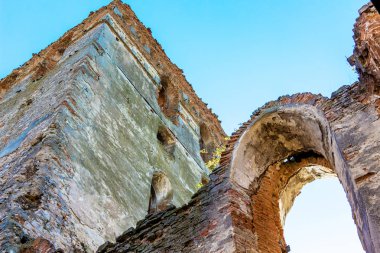 Mavi bir gökyüzü arka planı eski bir kale kalıntıları
