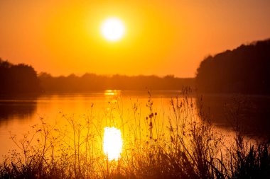 Günbatımı Nehri su güneşte yansıması üzerinde