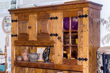 Odasındaki eski şeyler ile eski bir gardırop