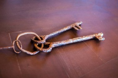 Eski metal paslı anahtar taşı kahverengi bir masada yalan