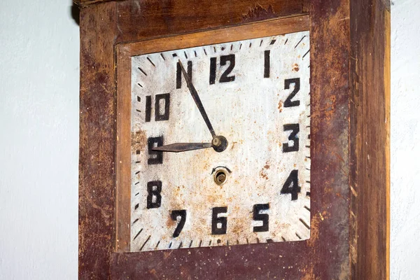 Old Broken Clock White Wall House — Stock Photo, Image