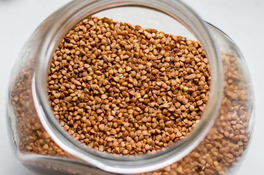 Üstten görünüm bir cam kavanoza buğday tanesi