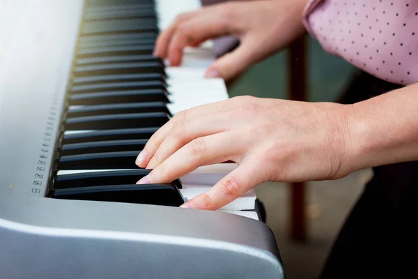 Eine Frau Spielt Klavier Hände Des Musikers Den Klaviertasten — Stockfoto