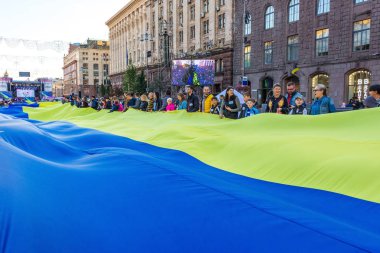 Kiev. Eylül 2018. Şükran günü tatili sırasında Khreschatyk Caddesi üzerinde uzanmış büyük Ukrayna bayrağı