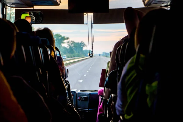 Saloon Bus Pasażerów Świetle Słońca Przedziera Się Przez Szyby Autobusu — Zdjęcie stockowe